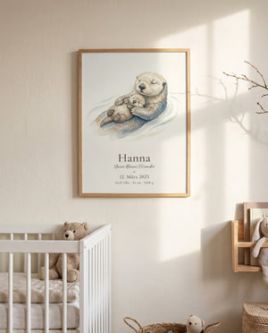 Otterposter im hellen Holzrahmen über einem weißen Gitterbett mit Stoffbär; rechts ein kleines Wandregal mit Büchern und Stoffhase, Sonnenlicht fällt auf die Wand.