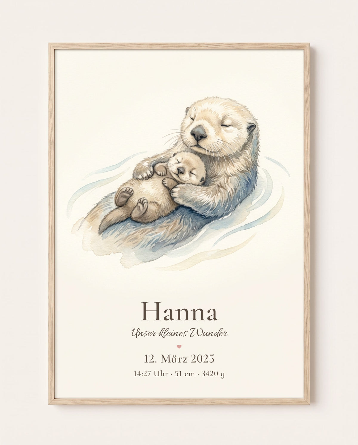 Poster im hellen Holzrahmen mit einem auf dem Rücken treibenden Otter, der ein schlafendes Jungtier auf dem Bauch hält; darunter viel heller Freiraum.