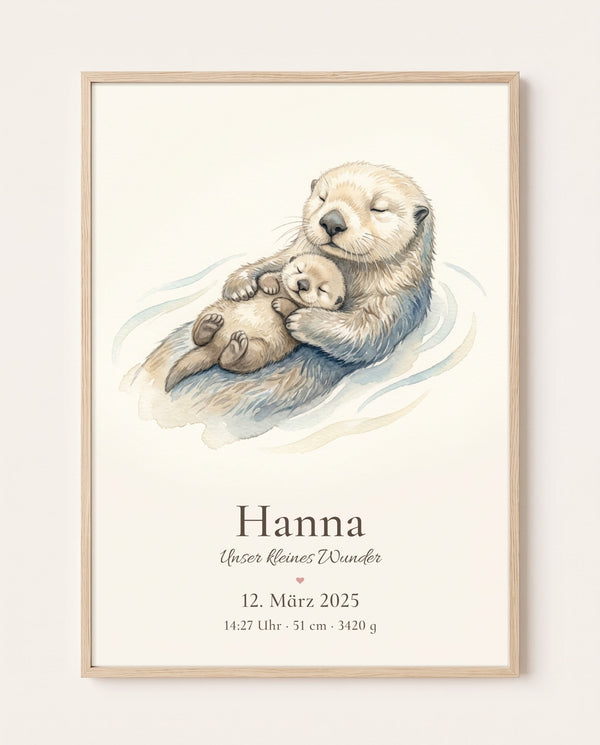Poster im hellen Holzrahmen mit einem auf dem Rücken treibenden Otter, der ein schlafendes Jungtier auf dem Bauch hält; darunter viel heller Freiraum.