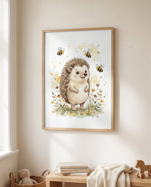 Gerahmtes Igel-und-Bienen-Poster neben einem Fenster, darunter eine Holzbank mit Büchern, heller Decke und Holzpferd sowie ein Korb mit Stofftier.