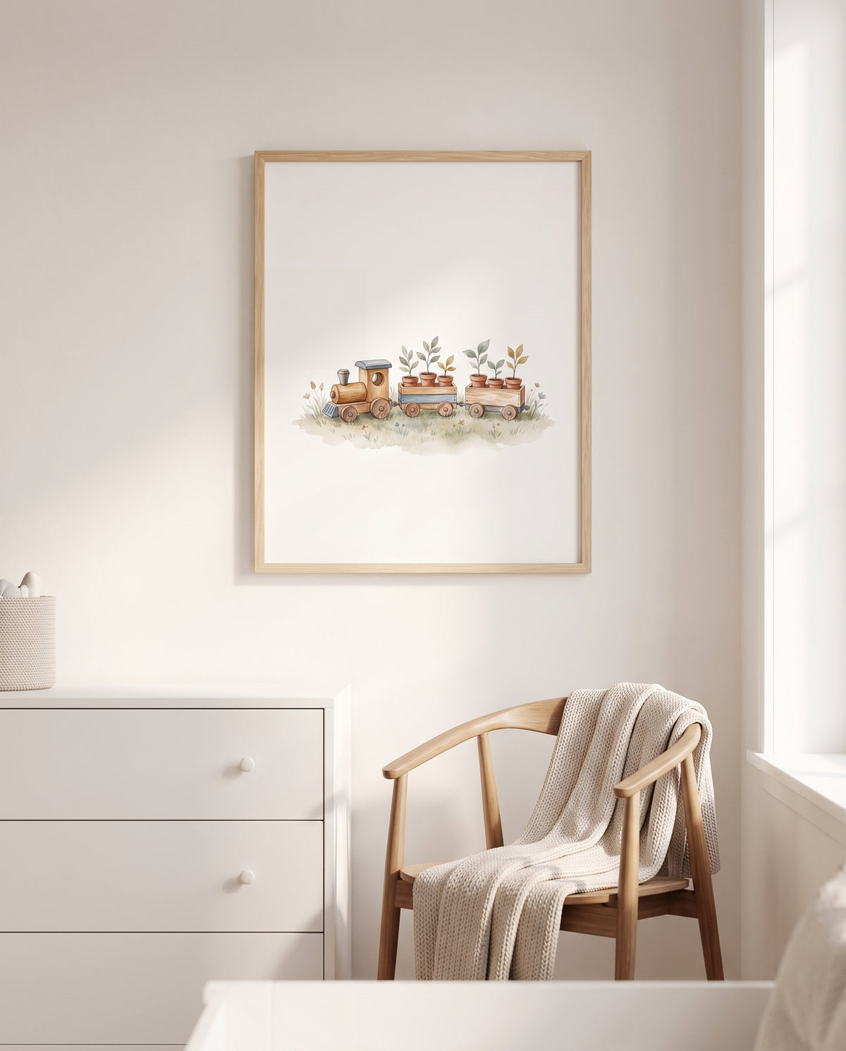 Gerahmtes Poster mit Pflanzenzug an einer hellen Wand neben Holzstuhl, Kommode und Fenster