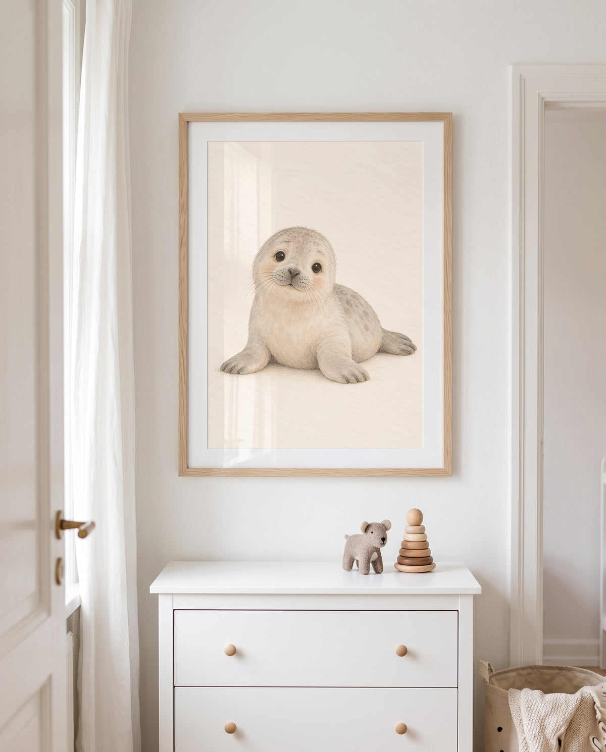 Poster mit junger Robbe in Creme-, Beige- und Grautönen in einem skandinavischen Kinderzimmer