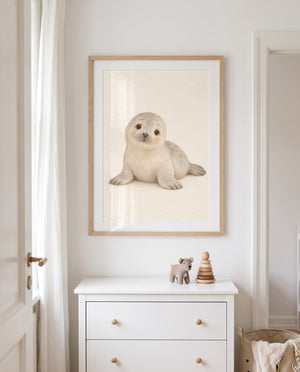 Poster mit junger Robbe in Creme-, Beige- und Grautönen in einem skandinavischen Kinderzimmer