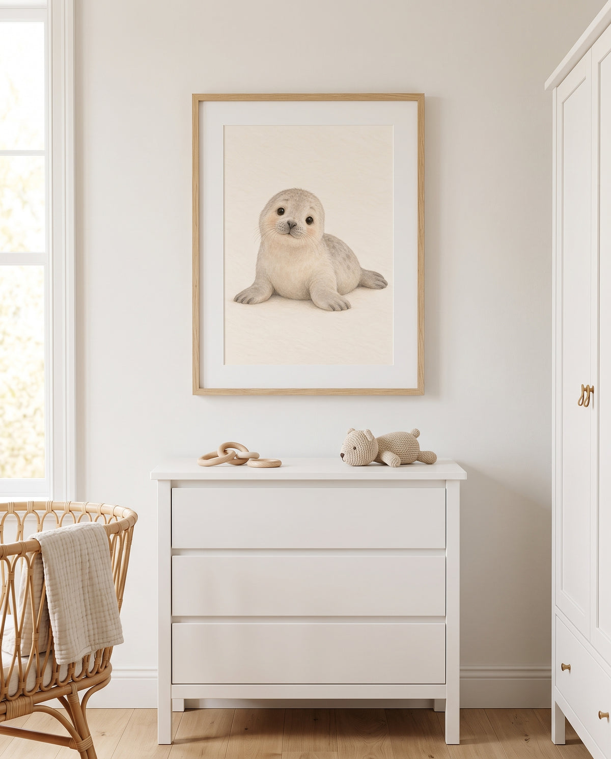 Kinderzimmer-Poster Kleine Robbe in einem minimalistisch gestalteten Babyzimmer