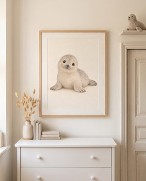 Detailansicht des Posters Kleine Robbe in einem Naturholzrahmen