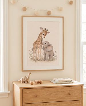 Kinderzimmer Poster mit Giraffe und Elefantenkalb in einem Babyzimmer mit Holzkommode