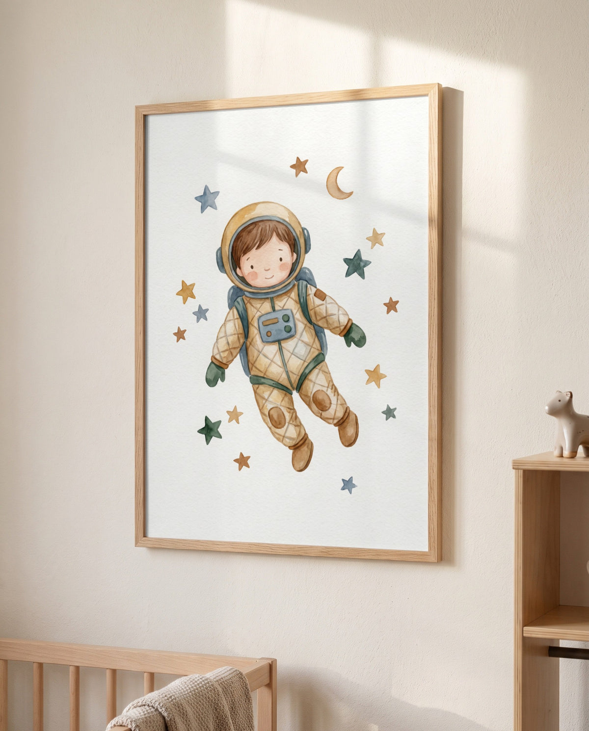Poster eines kleinen Astronauten zwischen Sternen und einer Mondsichel im Holzrahmen über einem teilweise sichtbaren Gitterbett. Rechts steht ein Holzregal mit einer kleinen Tierfigur; Sonnenlicht fällt auf Wand und Poster.