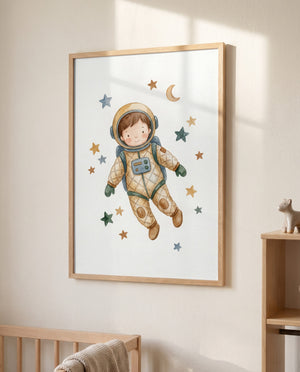 Poster eines kleinen Astronauten zwischen Sternen und einer Mondsichel im Holzrahmen über einem teilweise sichtbaren Gitterbett. Rechts steht ein Holzregal mit einer kleinen Tierfigur; Sonnenlicht fällt auf Wand und Poster.