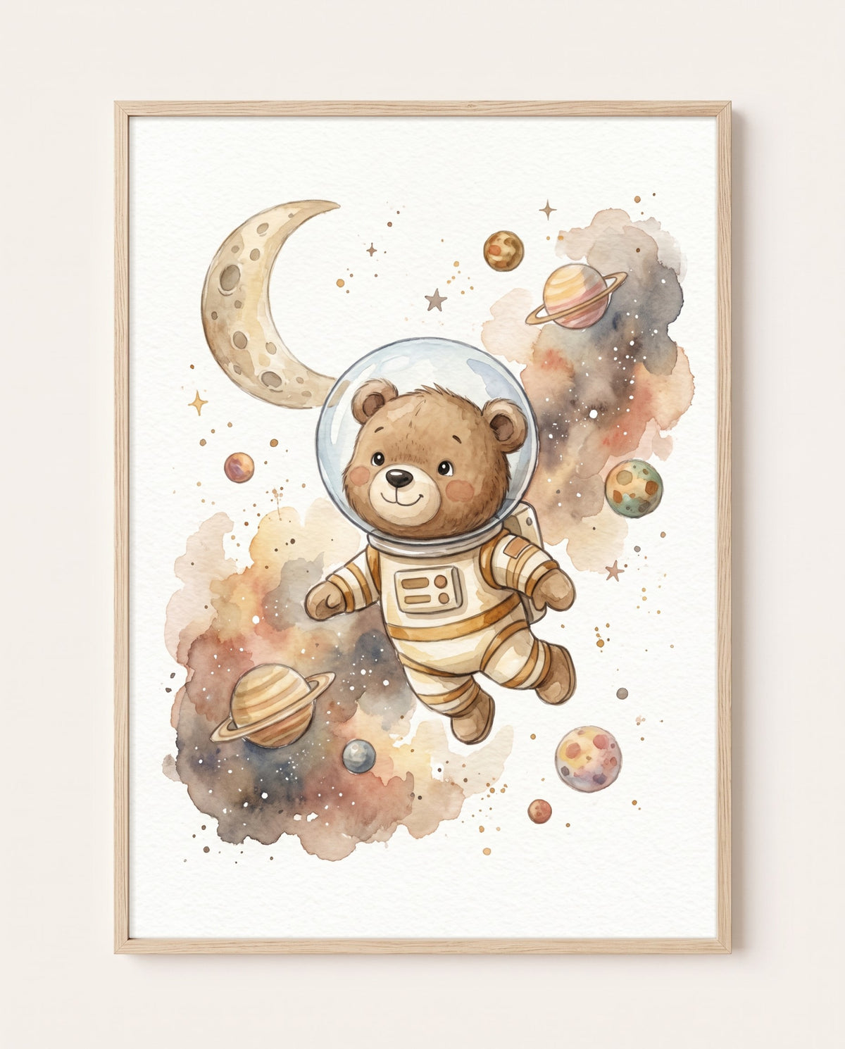 Poster in hellem Holzrahmen an einer hellen Wand: brauner Bär im Raumanzug mit transparentem Helm, umgeben von Mondsichel, Planeten, Sternen und wolkigen Aquarellflächen.