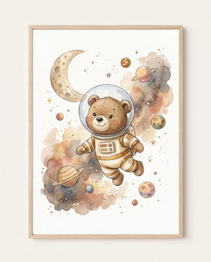 Poster in hellem Holzrahmen an einer hellen Wand: brauner Bär im Raumanzug mit transparentem Helm, umgeben von Mondsichel, Planeten, Sternen und wolkigen Aquarellflächen.