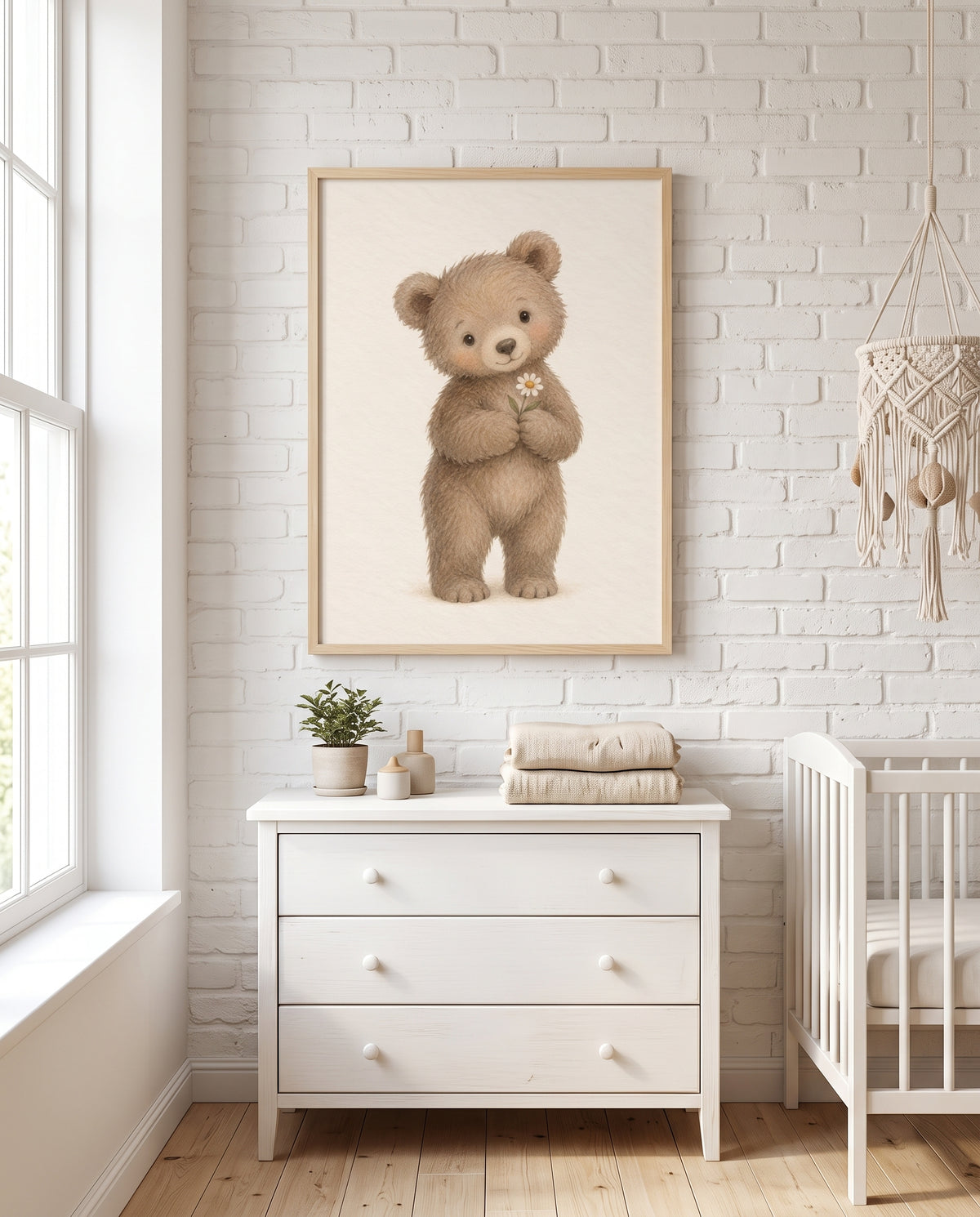 Poster mit Bär und Gänseblümchen in einem skandinavischen Kinderzimmer