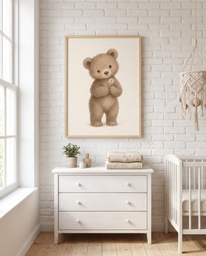 Poster mit Bär und Gänseblümchen in einem skandinavischen Kinderzimmer