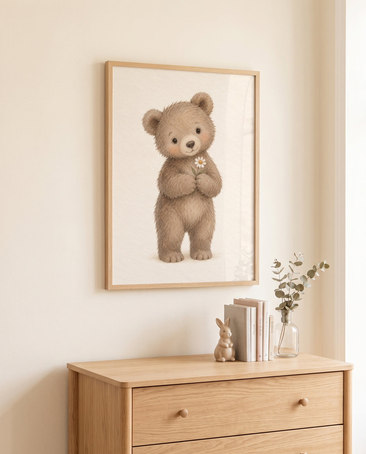 Kinderzimmer-Poster mit braunem Bären über einer Holzkommode im Babyzimmer