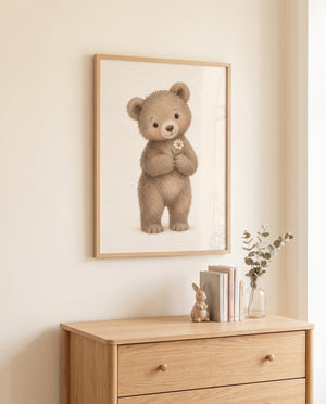 Kinderzimmer-Poster mit braunem Bären über einer Holzkommode im Babyzimmer