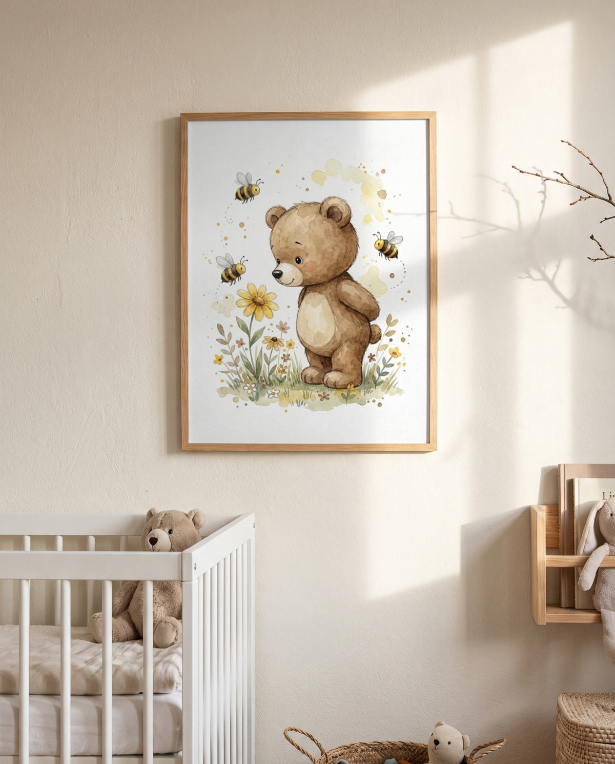 Bär-und-Bienen-Poster im Holzrahmen an einer sonnigen Wand über einem weißen Gitterbett mit Teddy; daneben ein Holz-Wandregal mit Stofftier und Körbe am Boden.
