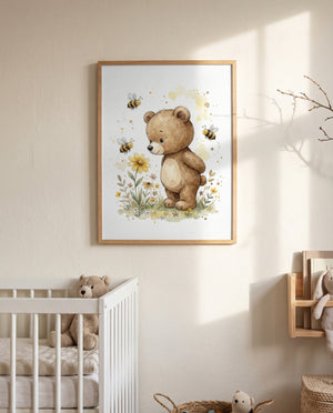 Bär-und-Bienen-Poster im Holzrahmen an einer sonnigen Wand über einem weißen Gitterbett mit Teddy; daneben ein Holz-Wandregal mit Stofftier und Körbe am Boden.