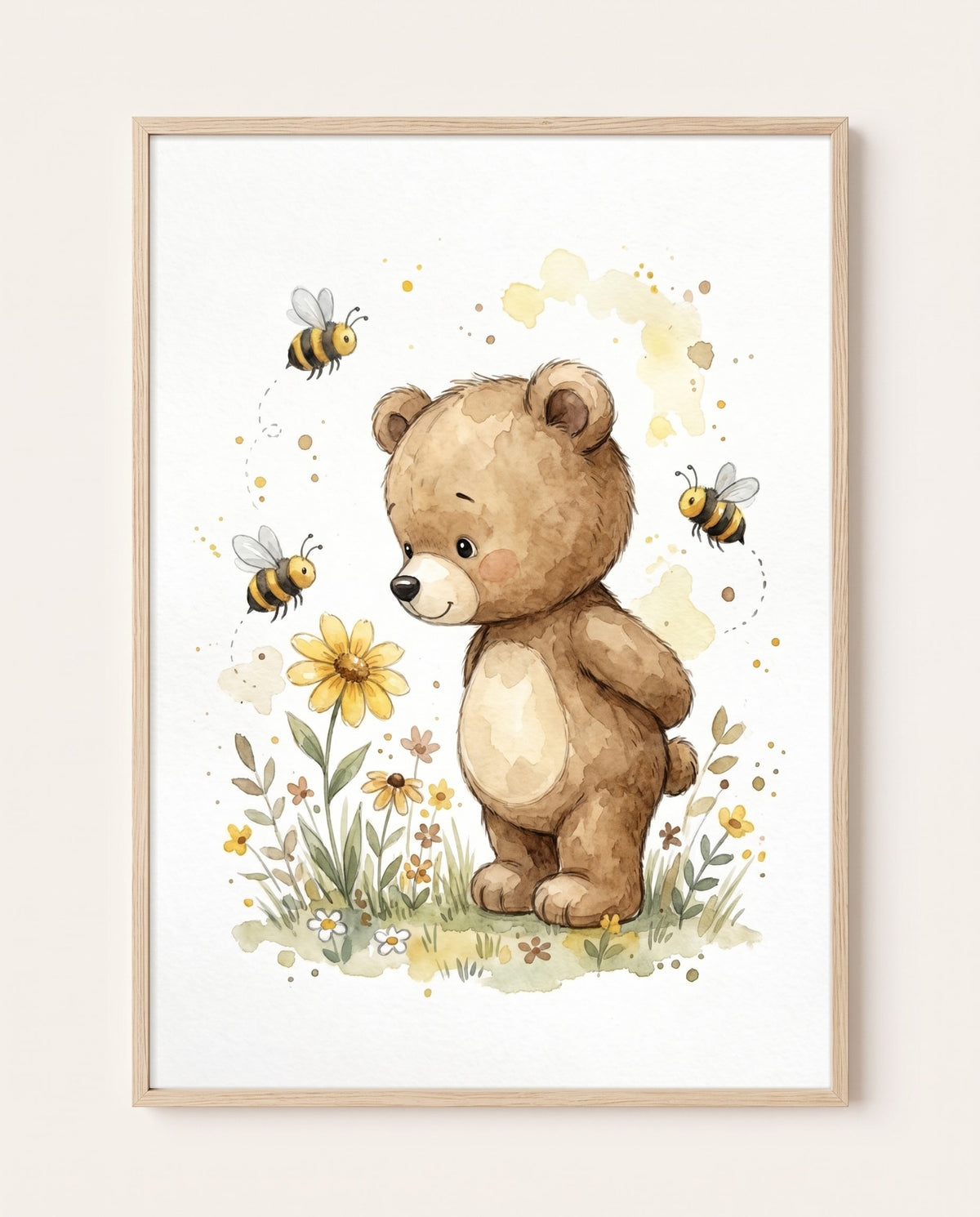 Poster im hellen Holzrahmen an einer hellen Wand: brauner Bär zwischen Wiesenblumen mit drei fliegenden Bienen in Aquarelloptik.