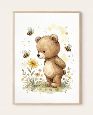 Poster im hellen Holzrahmen an einer hellen Wand: brauner Bär zwischen Wiesenblumen mit drei fliegenden Bienen in Aquarelloptik.