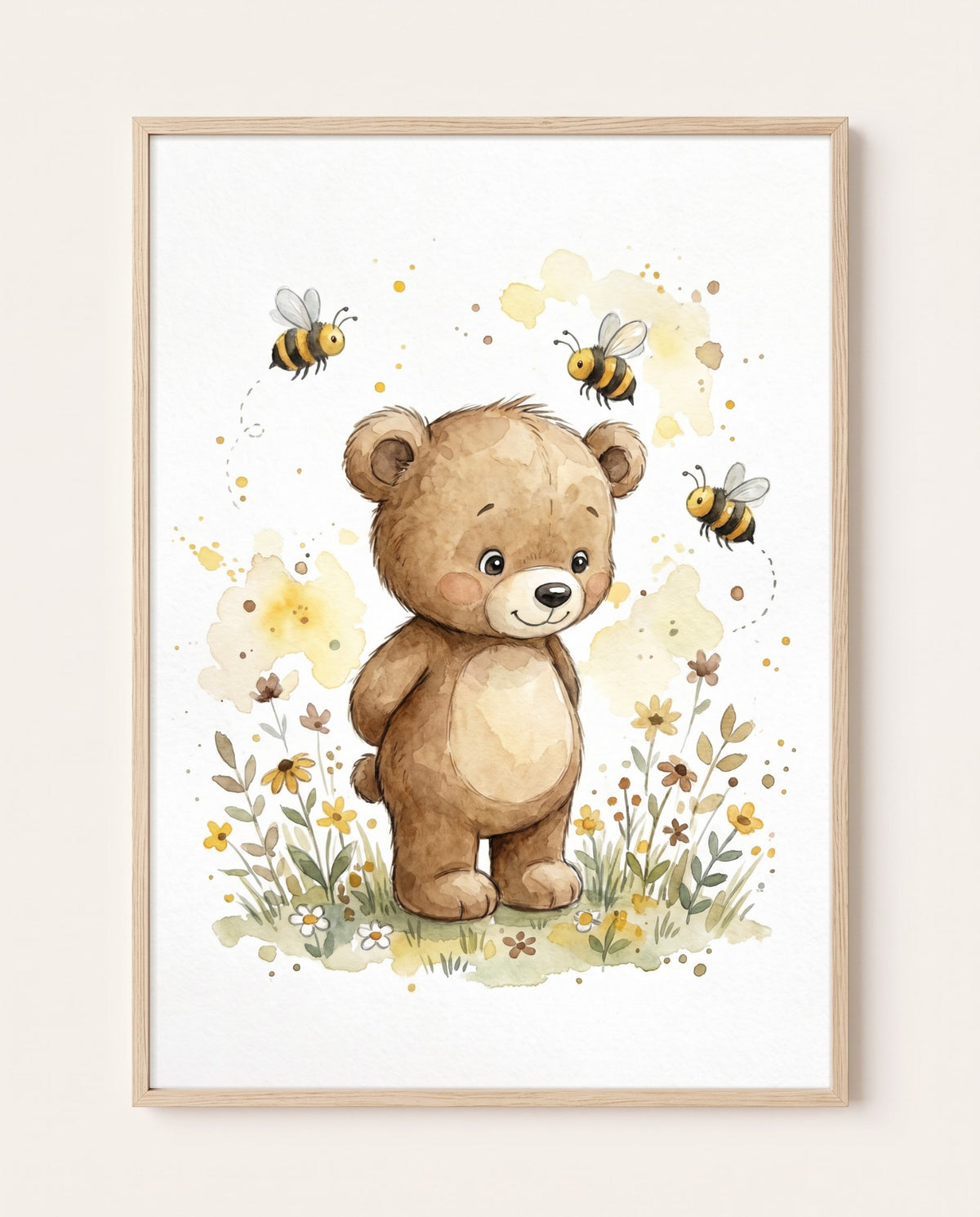 Poster im hellen Holzrahmen an einer hellen Wand: brauner Bär zwischen Blumen und Gräsern mit drei fliegenden Bienen und gelben Aquarellflecken.