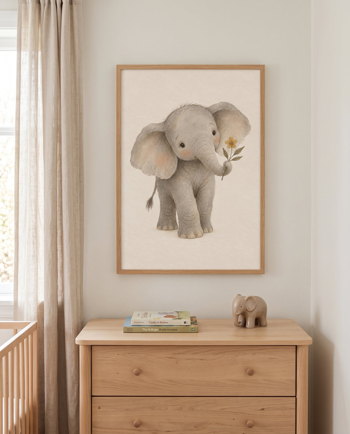 Elefanten-Poster mit gelber Blume in einem Babyzimmer mit Holzkommode