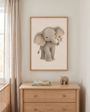 Elefanten-Poster mit gelber Blume in einem Babyzimmer mit Holzkommode