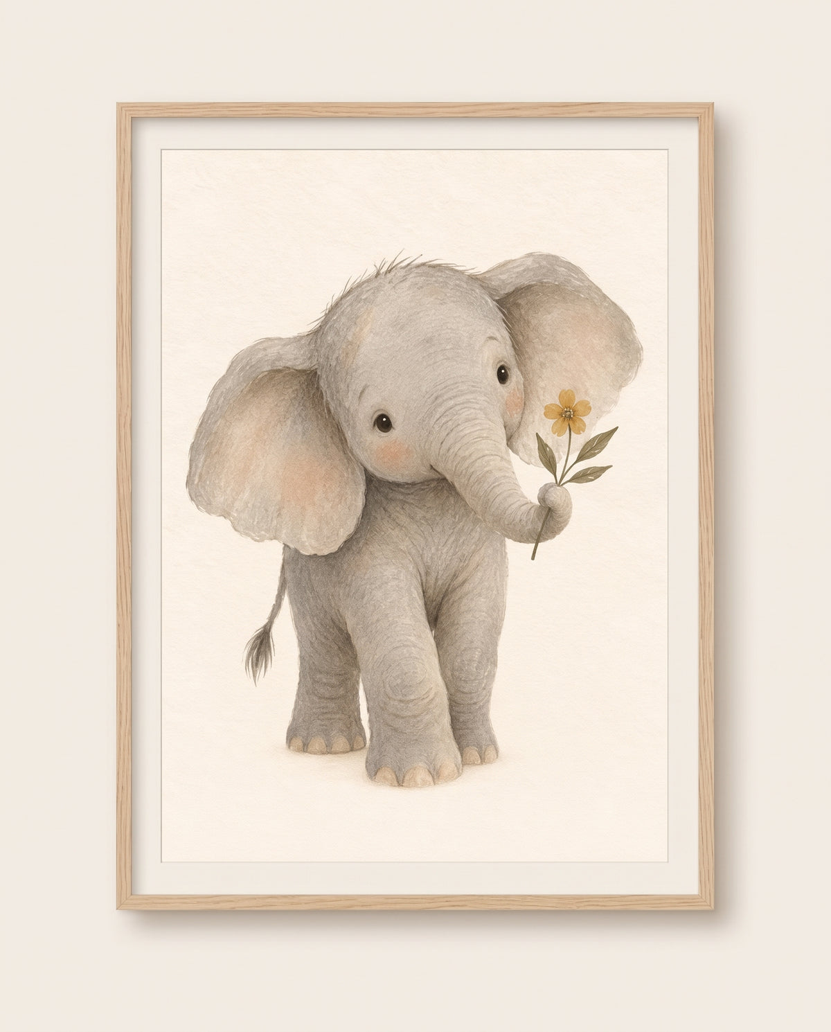 Gerahmtes Kinderzimmer-Poster mit jungem Elefanten und gelber Blume vor hellem Hintergrund