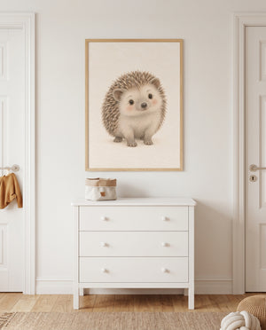 Igel-Poster in zurückhaltenden Naturtönen in einem skandinavisch gestalteten Kinderzimmer