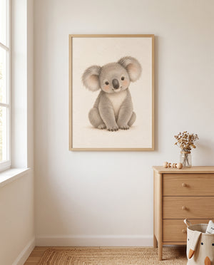 Koala-Poster in sanften Naturtönen in einem skandinavisch eingerichteten Kinderzimmer