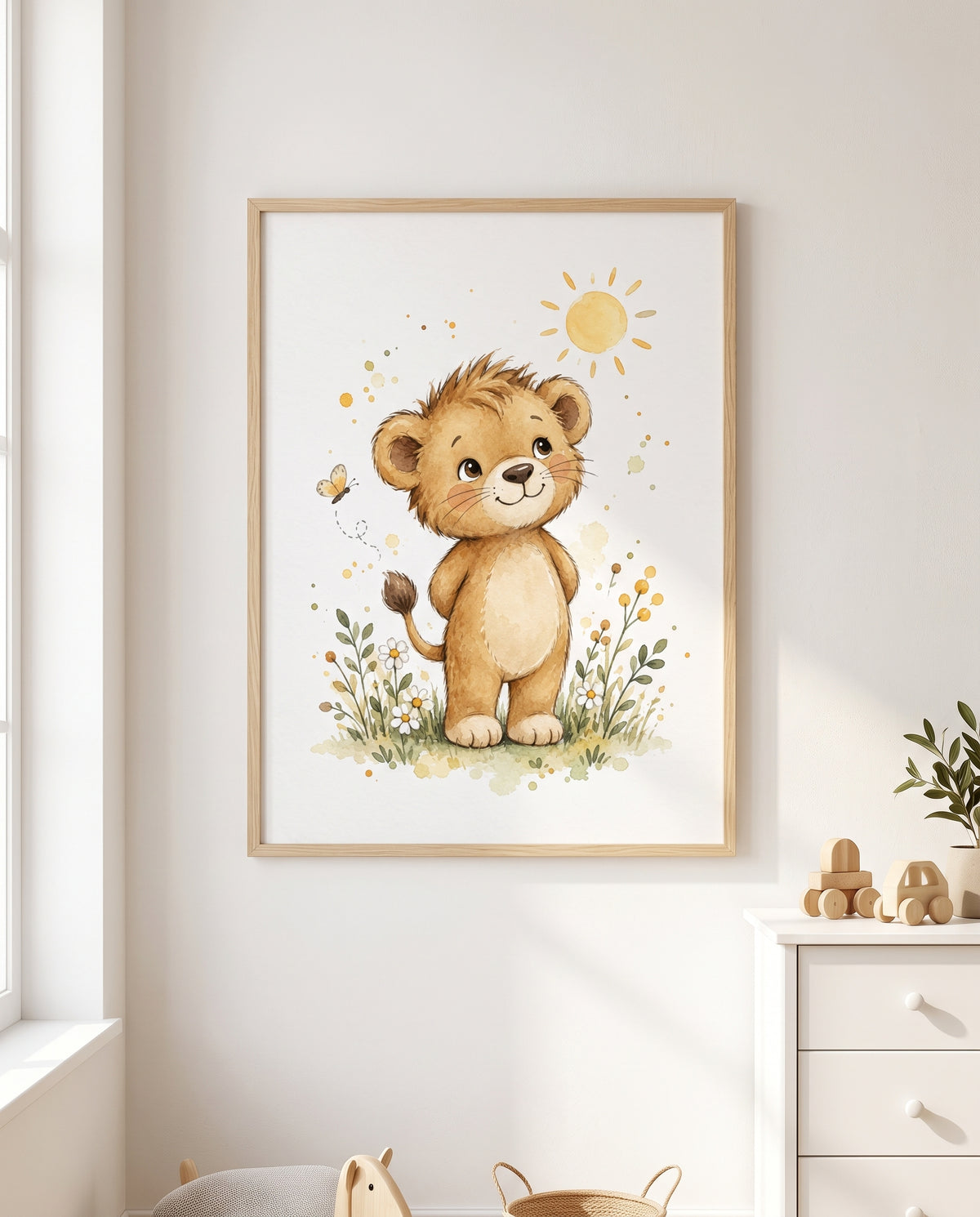 Kinderzimmer-Poster mit lächelndem Löwen und Sonne in einem skandinavisch eingerichteten Kinderzimmer