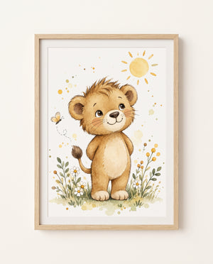 Gerahmtes Poster mit kleinem Löwen, stilisierter Sonne, Schmetterling und Pflanzen in warmen Naturtönen