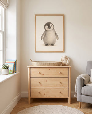 Kinderzimmer-Poster Kleiner Pinguin in einem skandinavisch eingerichteten Kinderzimmer