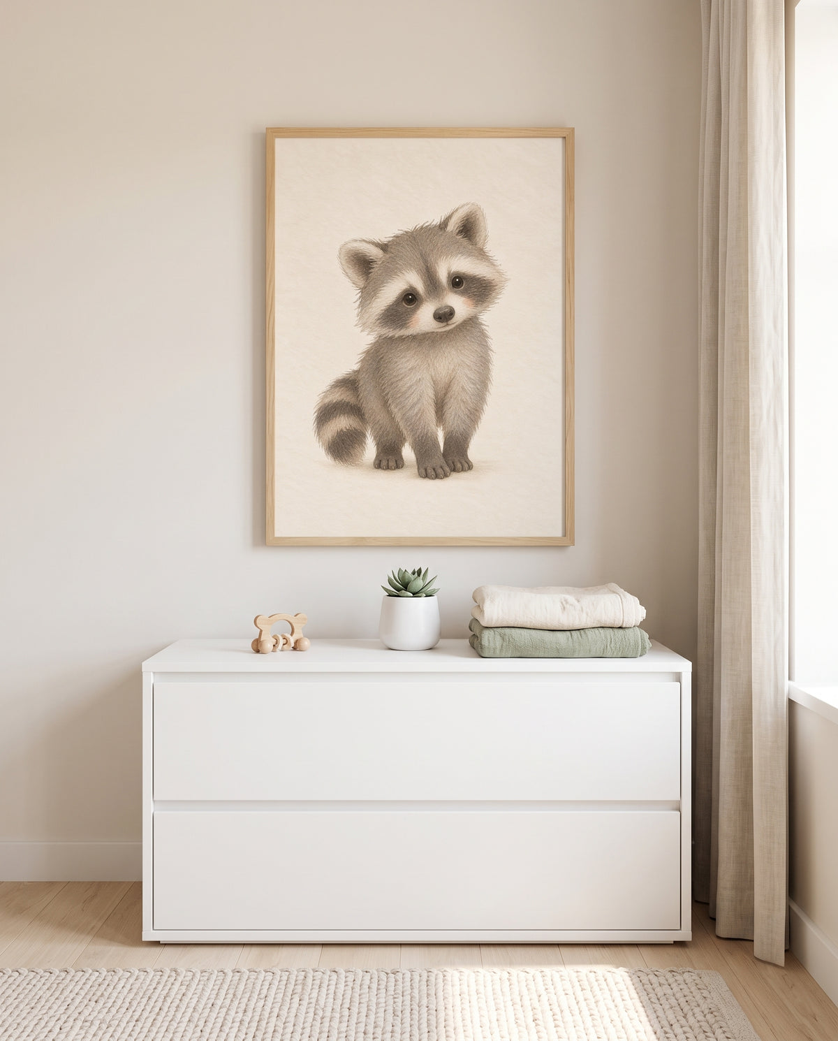 Kinderposter mit jungem Waschbären in einem minimalistisch eingerichteten Babyzimmer