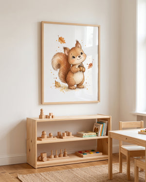 Kinderposter mit Eichhörnchen, Eichel und Herbstblättern in einem Montessori-Kinderzimmer