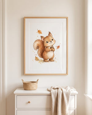 Poster mit Eichhörnchen und Eichel in warmen Naturtönen in einem minimalistischen Babyzimmer