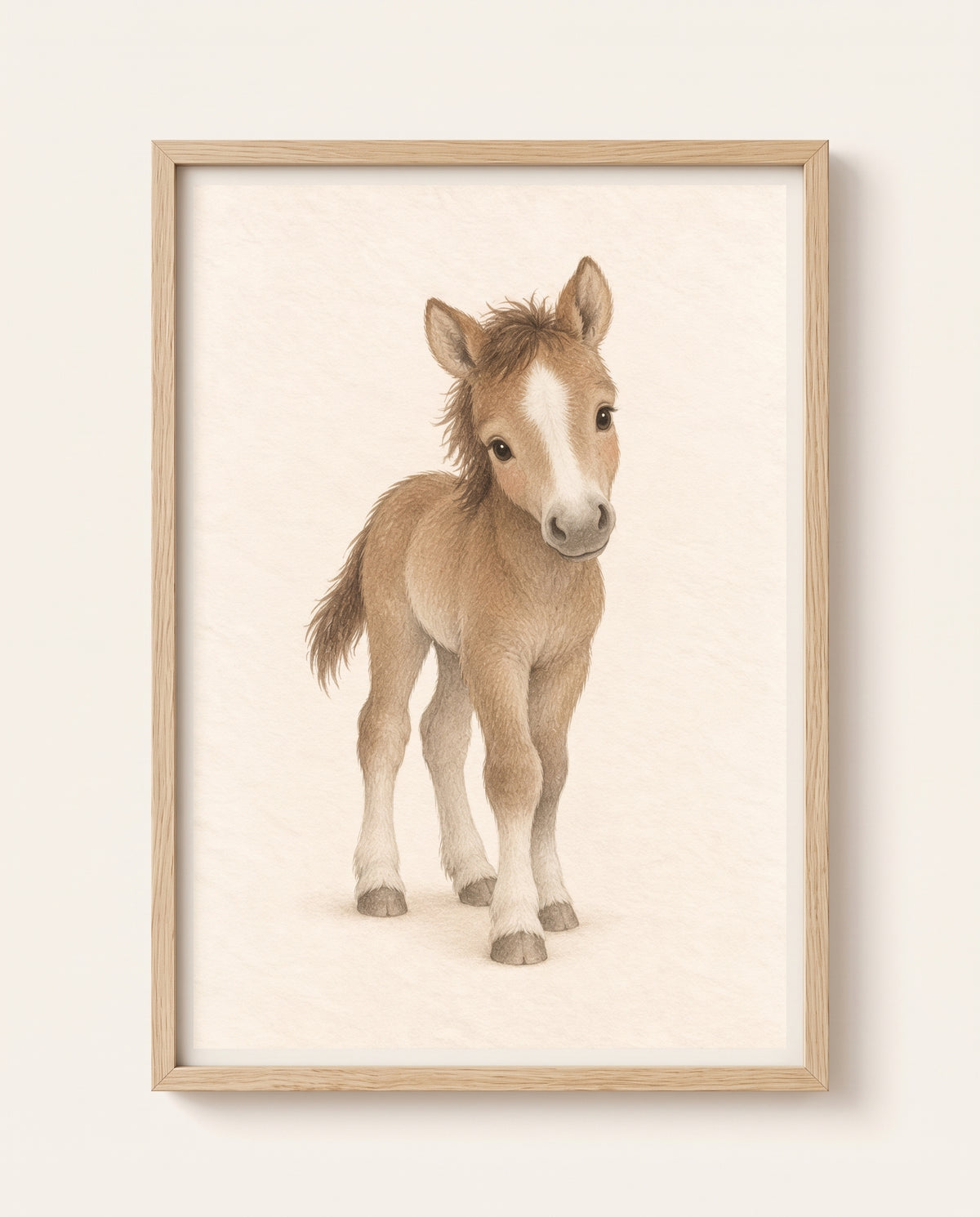 Kinderzimmer-Poster mit einem braunen Fohlen mit heller Blesse im Rahmen