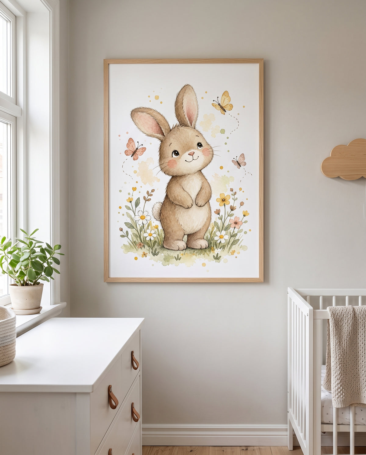 Poster mit Häschen, Blumen und Schmetterlingen in einem skandinavischen Kinderzimmer