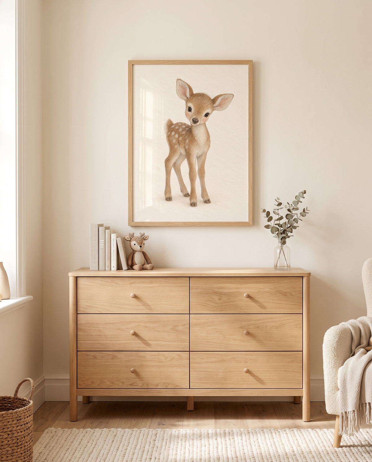 Poster mit jungem Rehkitz in einem Babyzimmer mit Holzkommode