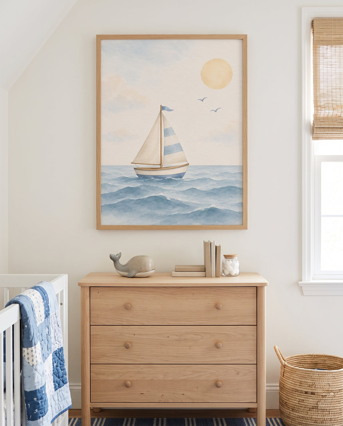 Maritimes Poster mit Segelboot und Sonne in einem Babyzimmer mit Holzkommode