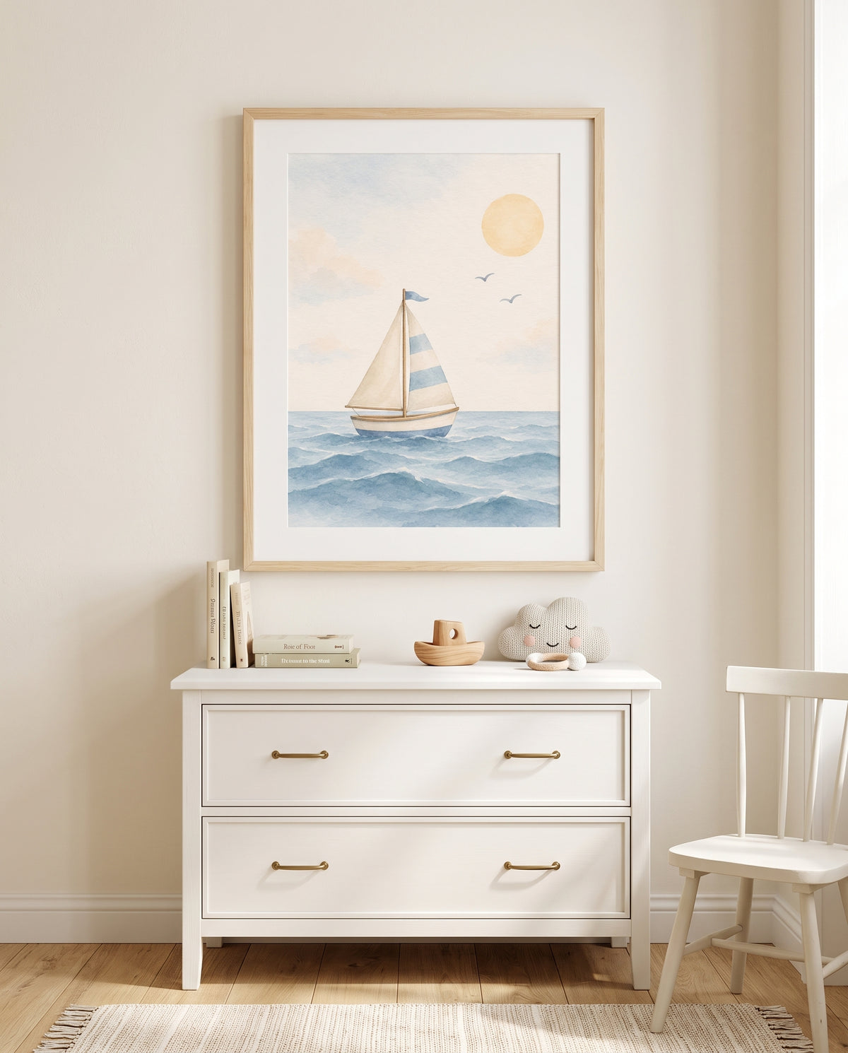 Detailansicht des Segelboot-Motivs mit blau-weißen Segeln in einem Naturholzrahmen