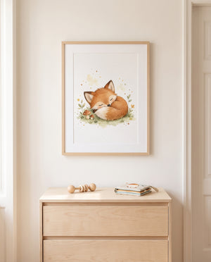 Kinderposter mit zwei zusammengerollten Füchsen in einem minimalistischen Babyzimmer