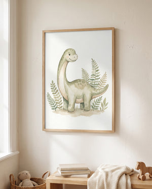 Gerahmtes Langhals-Dino-Poster neben einem Fenster über einer Holzbank mit Büchern, heller Strickdecke und Holzpferd; daneben ein Korb mit Stofftier.