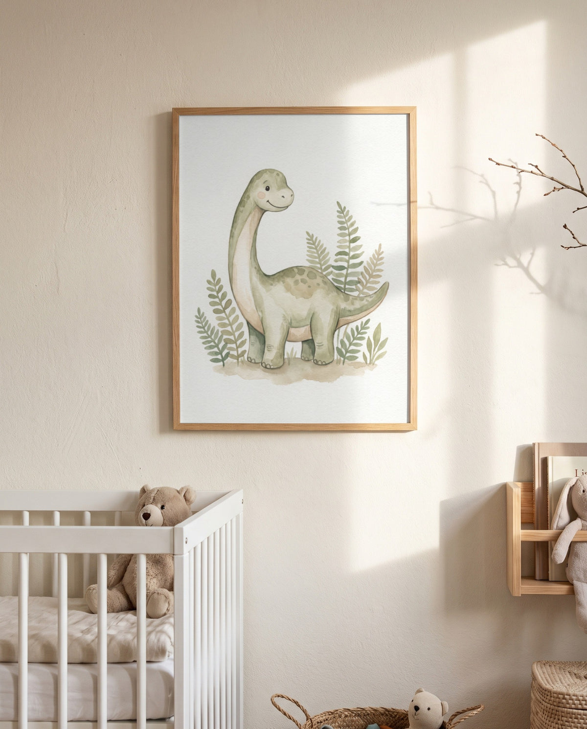 Gerahmtes Poster mit grünem Langhals-Dinosaurier und Farnen über einem weißen Gitterbett mit Stoffbär; rechts ein Wandregal aus Holz mit Büchern und Stofftier im Sonnenlicht.