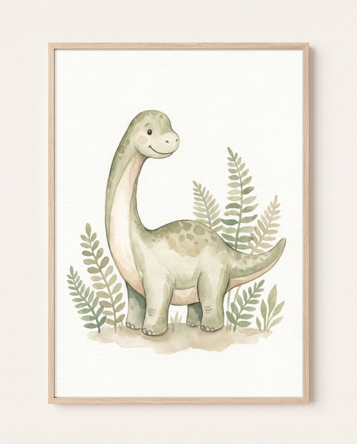 Poster im hellen Holzrahmen an einer hellen Wand: grüner Langhals-Dinosaurier mit Flecken zwischen farnartigen Pflanzen in Aquarelloptik.