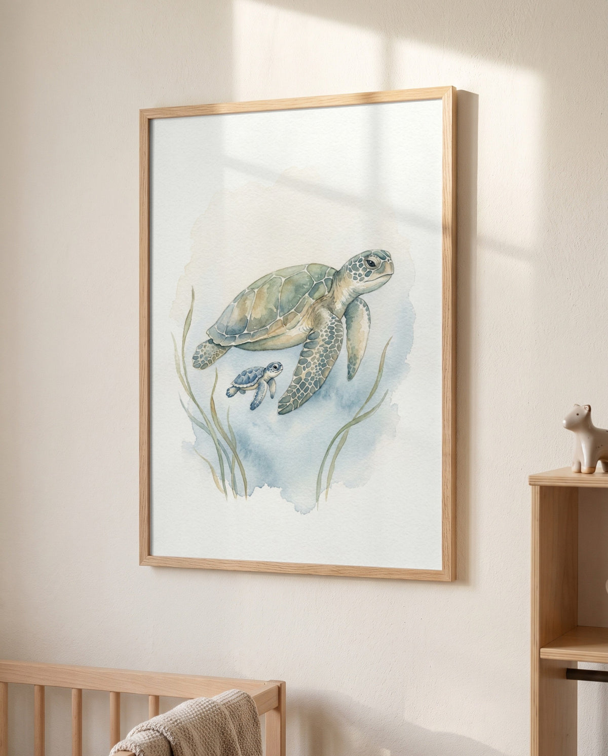 Seitliche Ansicht des Meeresschildkröten-Posters im hellen Holzrahmen über einem angeschnittenen Gitterbett mit gestrickter Decke; rechts ein Holzregal mit kleiner Tierfigur.