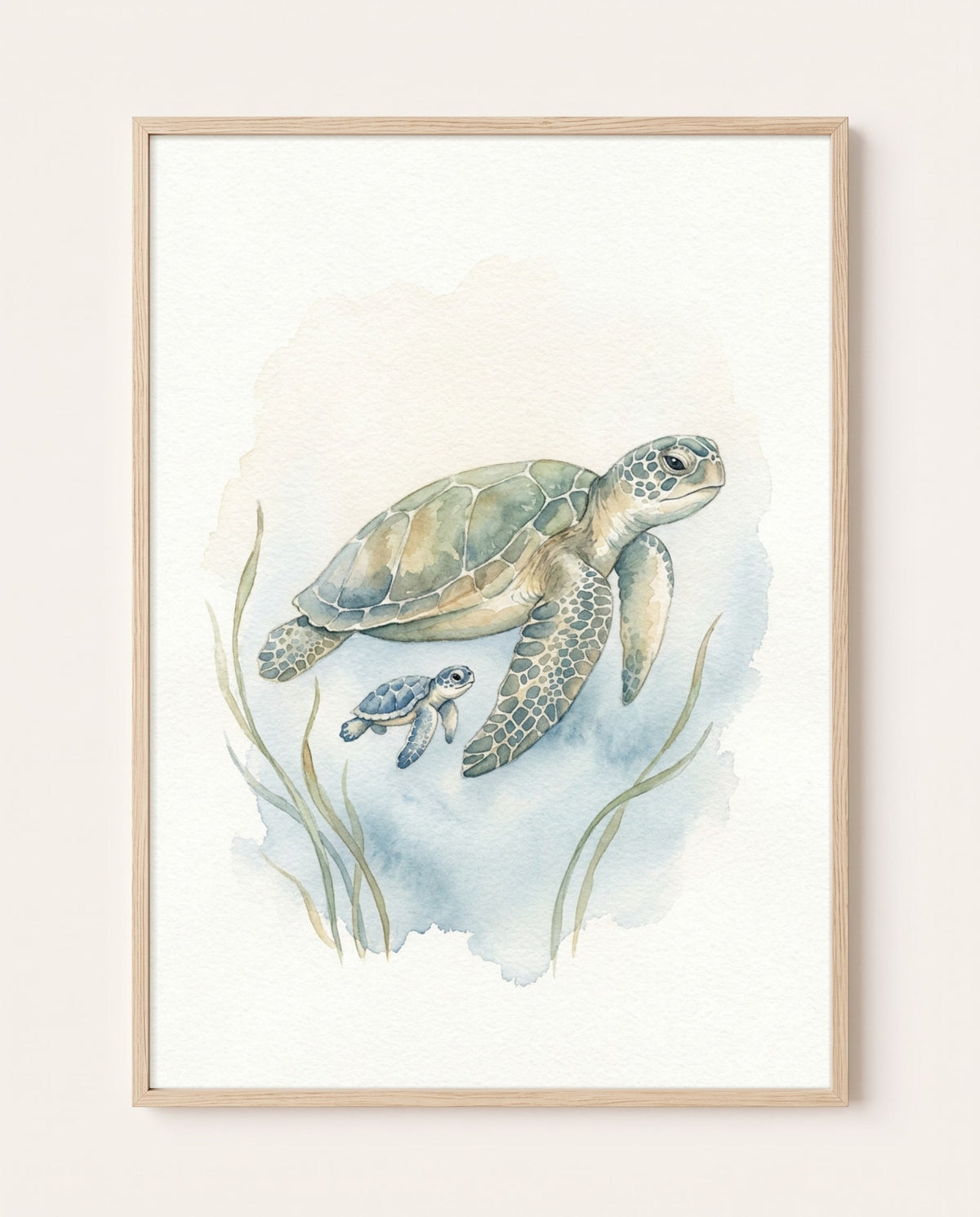 Frontansicht eines Posters im hellen Holzrahmen mit einer großen und einer kleinen Meeresschildkröte zwischen Seegrashalmen auf zartblauem Aquarellgrund.