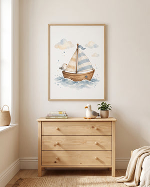 Maritimes Segelboot-Poster mit Möwe in einem Babyzimmer mit Holzkommode