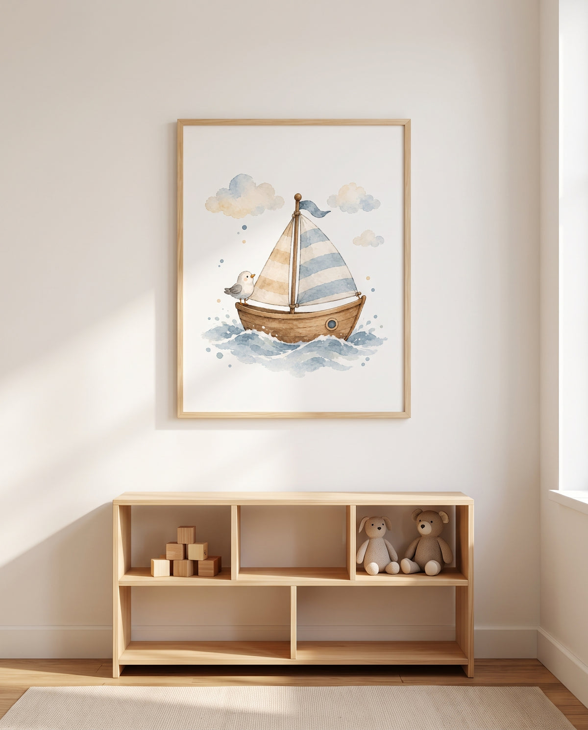 Kinderposter mit Segelboot und Möwe in einem Montessori-Kinderzimmer