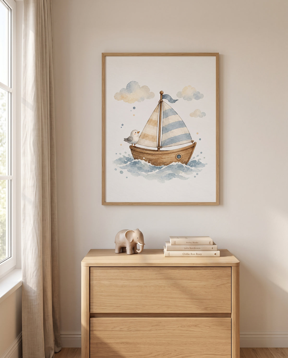 Aquarell-Poster mit Segelboot, Wellen und Möwe in einem minimalistischen Babyzimmer