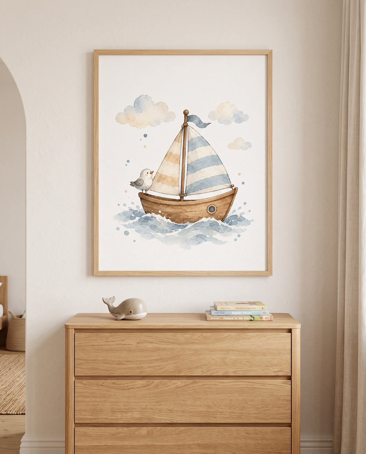 Detailansicht des Segelboot-Motivs mit Möwe in einem Naturholzrahmen