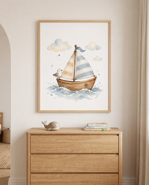 Detailansicht des Segelboot-Motivs mit Möwe in einem Naturholzrahmen
